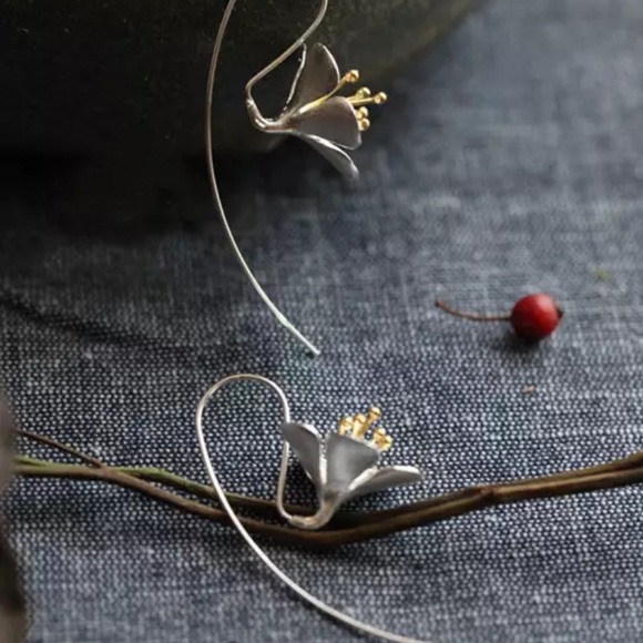Japanese Cherry Blossom Floral Silver Loop Earring - Picture 4 of 7